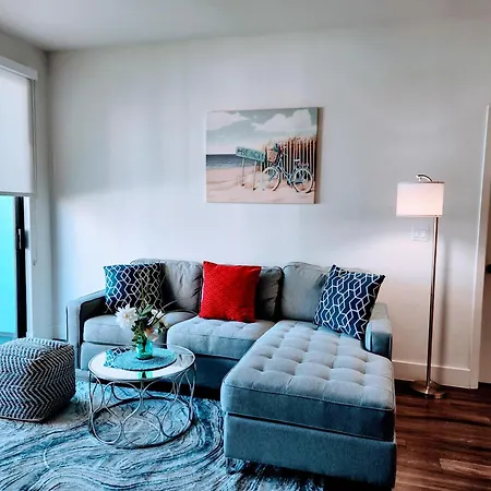 Hollywood Panoramic Views, Pool, Gym & Free Parking! Apartment